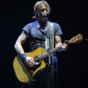 Watch Keith Urban’s Stirring Rendition of “Hallelujah” in Honor of Leonard Cohen